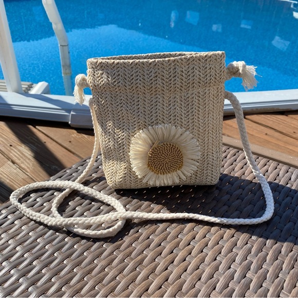 🌸Straw Daisy Drawstring Purse🌸 - Picture 1 of 6